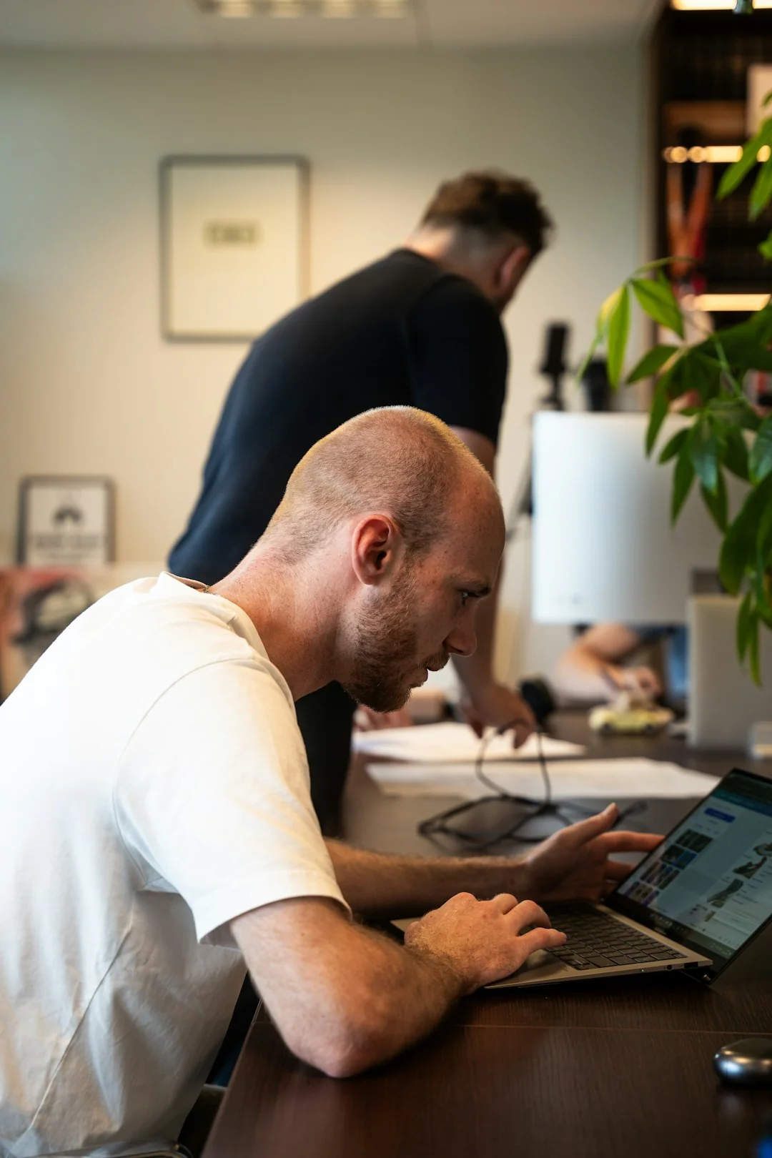 Page Facebook d’un réseau social d’entrepreneurs sur ordinateur et mobile.